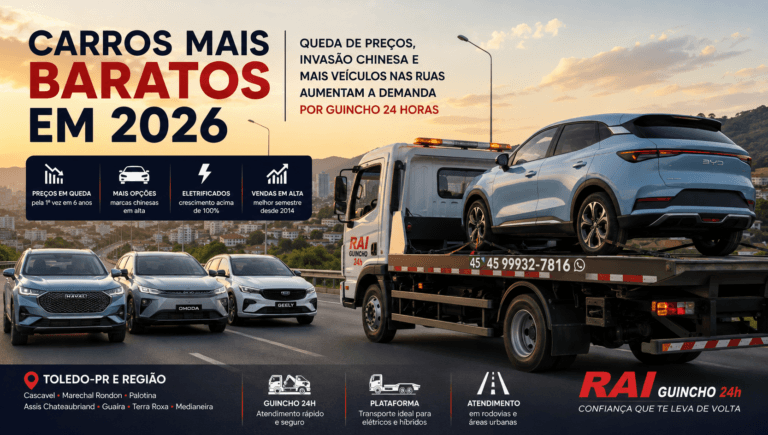 Carro elétrico sendo transportado por caminhão plataforma em rodovia, representando o crescimento da frota e a demanda por guincho em 2026.
